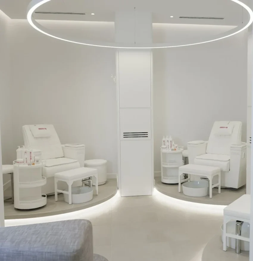 The Etiquette Of Tipping At A High End Nail Salon